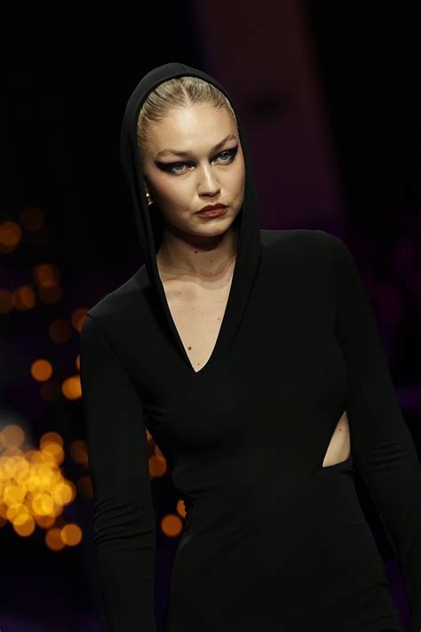 gigi hadid versace virtual show